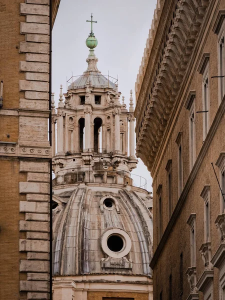 Bliski Widok Kościół Santa Maria Loreto Rzym Przez Wąską Włoską — Zdjęcie stockowe