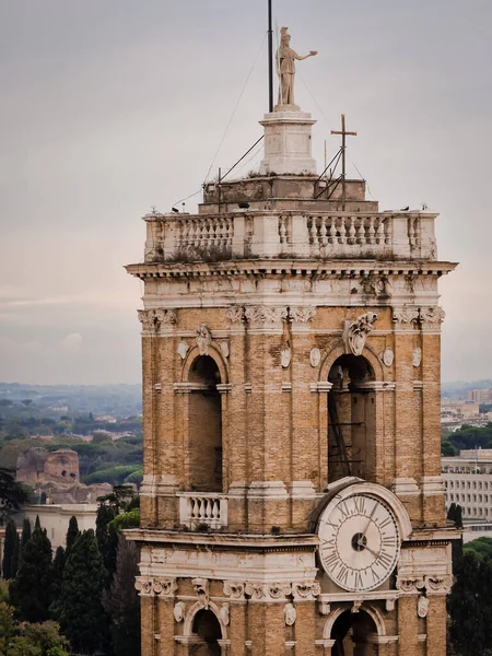 Widok Bliska Starą Zabytkową Kaplicę Posągiem Szczycie Centrum Rzymu Włochy — Zdjęcie stockowe