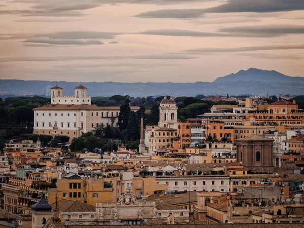 Piękny Widok Zabytkowe Domy Włoszech Rzymie Tle Miasto Zanika Górach — Zdjęcie stockowe