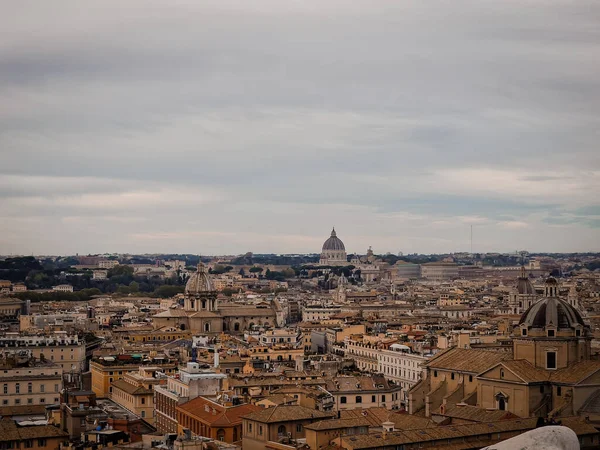 Piękny Widok Zabytkowe Domy Włoszech Rzymie Tle Miasto Zanika Górach — Zdjęcie stockowe