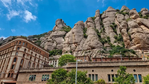 Montserrat Barcelona Hiszpania Budynki Murowane Neutralnych Kolorach Okrągłe Kamienne Góry Zdjęcie Stockowe