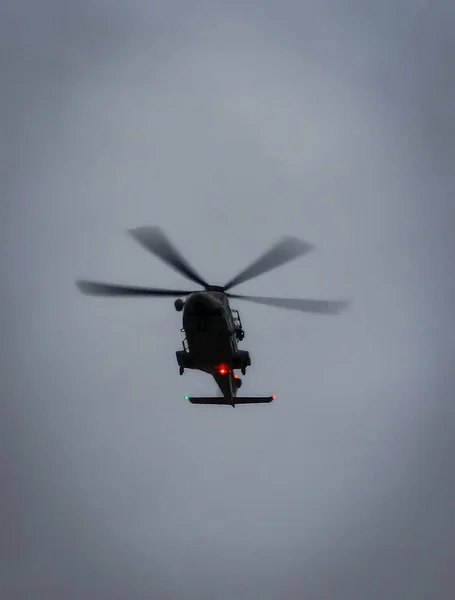 Helikopter Powietrzu Unosi Się Jednym Miejscu Samotny Śmigłowiec Ramie Nadajnikami Obrazek Stockowy