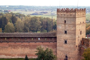 Lubart 'ın Lutsk kalesi. Mimari anıt ve ulusal öneme sahip tarih. Ukrayna 'nın en büyük, en eski ve en iyi korunmuş kalelerinden biri. 25.09.2022