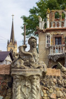 Kimeralı Lutsk binası modern bir mimari simgedir. Proje heykeltıraş Nikolay Golovan tarafından geliştirildi. Tasarım eklektizme dayanıyor. 25.09.2022 Ukrayna