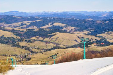 Gimba Dağı 'ndan Ukrayna Karpatlarına güzel bir manzara. Polonina Borzhava. Gimba Dağı 'na kayak asansörü.