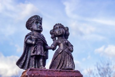 Ilona Zrinyi ve Imre Tekeli anıtı. Mukachevo 'daki Palanok Kalesi' nde minyatür figürler. Ukrayna. 03.13.2023