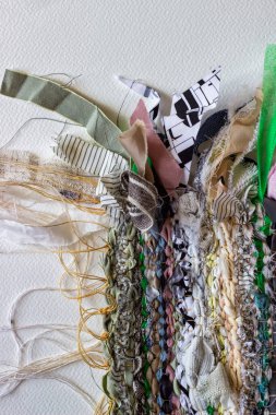 Örgü kumaş. Tekstil atığından kumaş. Dokuma tezgahında örülmüş kumaş. Keten, kenevir, pamuk, ipek, yün kumaş şeritlerinden örülmüş kumaş.