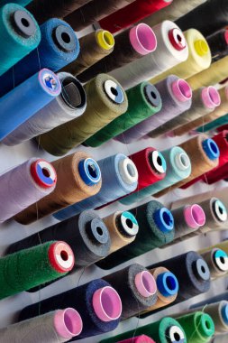 Dikiş atölyesinde renkli iplik makaraları.