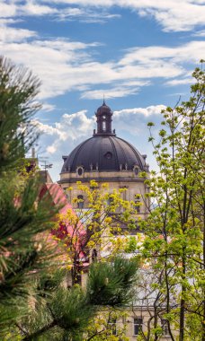Dominik 'in Lviv Katedrali hem tarihi merkezin incilerinden hem de şehrin ana tapınak binalarından biridir. 24.04.2023 Ukrayna