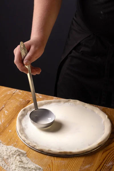 Proces Robienia Pizzy Pizzaiolo Wylewa Dużą Chochlę Białego Sosu Ciasto — Zdjęcie stockowe