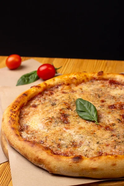 Zbliżenie Gorącej Pieczonej Pizzy Margherita Ozdobionej Liściem Bazylii Kuchnia Włoska — Zdjęcie stockowe