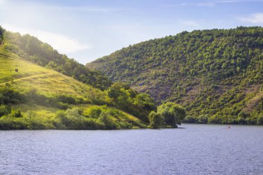 Güzel yaz manzarası. Bakota, Ukrayna 'daki en güzel ve inanılmaz yerlerden biridir. Ulusal Doğal Park Podilski Tovtry deposuna girin..
