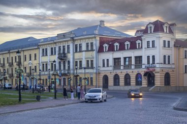 Kamianets-Podilskyi şehir merkezi. Eski şehir. Ukrayna 'nın Khmelnitsky bölgesinde bir şehir. Yaz akşamı. 29.07.2023