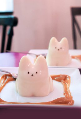 Jöleli Japon tatlısı. Karamel kaplamalı bir kedi şeklinde. Işık