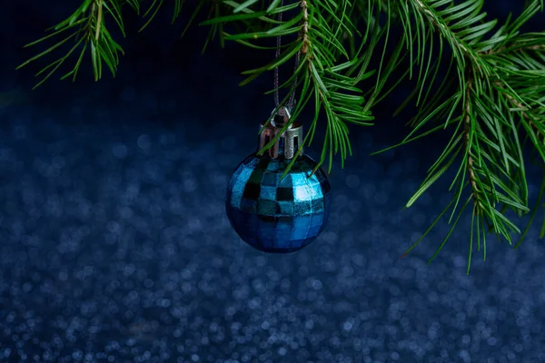 Голубое Рождественское Украшение Еловой Ветке Голубом Блестящем Рождественском Фоне — стоковое фото
