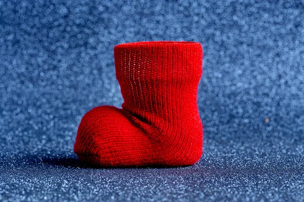赤いブーツ上の青い光沢のあるクリスマスの背景 — ストック写真