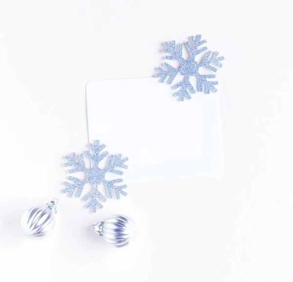 Biała Kartka Gratulacje Otoczona Płatkami Śniegu Zabawkami Świątecznymi Boże Narodzenie — Zdjęcie stockowe