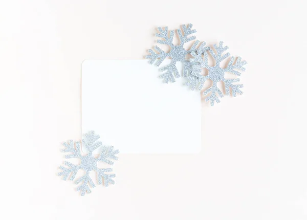 Biała Kartka Gratulacje Otoczona Płatkami Śniegu Boże Narodzenie Różowy Tło — Zdjęcie stockowe