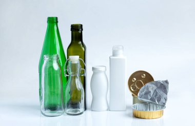 Çöp geri dönüşüm konsepti. Boş cam, plastik ve alüminyum kavanozlar ve şişeler - çevresel kaygılar. 