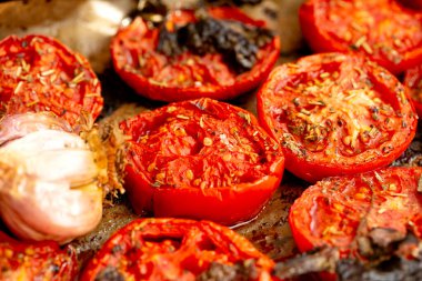 Sarımsaklı fırında domates ve sos için baharat. İştah açıcı fotoğraf.. 