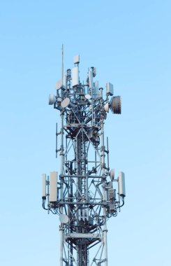 5G anten gökyüzüne karşı yerleştirildi. Yeni teknolojiler. 