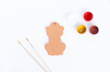 Kil bir heykelciğe monkeyon çizmek. Çocuklar için yaratıcılık