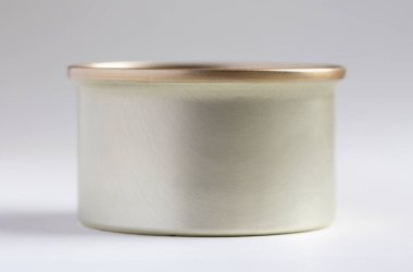 Gri arka planda bir kutu kapalı alüminyum kedi maması. Yaratıcı bir kavram. İnşa elemanı. maketleme