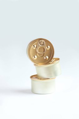 Gri arka planda üç kavanoz kedi maması. Yaratıcı bir kavram. İnşa elemanı. maketleme. 