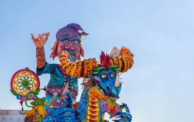 Padova, İtalya, 2 Mart 2025: Padua 'daki dev mobil platformların karnaval geçidi. Peri masalı karakterleri ve bir ejderha. 