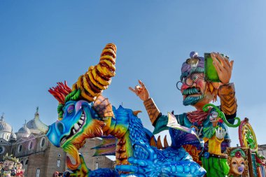 Padova, İtalya, 2 Mart 2025: Padua 'daki dev mobil platformların karnaval geçidi. Peri masalı karakterleri ve bir ejderha