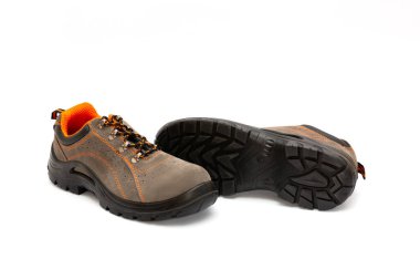 Fabrika veya endüstri güvenliğindeki erkekler için beyaz arka planda kahverengi deri iş ayakkabıları.. 