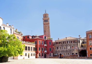 Panorama Campo San Anzolo Meydanı Venedik tarihi şehir merkezi Veneto bölgesinde tipik İtalyan mimari binaları ile Kuzey İtalya. Turizm konsepti. 