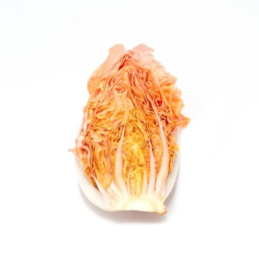 Beyaz arka planda izole edilmiş taze biyo radicchio marulu ya da lahana dilimi. Mercan pembesi turuncu yapraklar. Alışılmadık ürünler