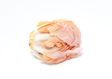 Taze turşu, beyaz arka planda mercan pembesi yapraklar. Alışılmadık ürünler. 