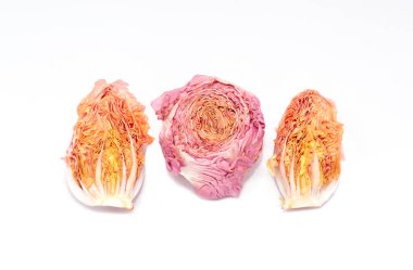 Beyaz arka planda izole edilmiş taze biyo radicchio marul ya da lahana. Mercan pembesi turuncu yapraklar. Alışılmadık ürünler