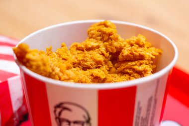 Padova, İtalya - 15 Nisan 2025 KFC Kentucky Fried Chicken olarak bilinen popüler bir fast food zinciri. Bir sürü tavuk kanadı ya da fast food kovasında KFC tavuğu.