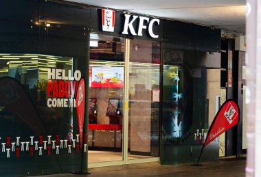 Padova, İtalya - 15 Nisan 2025: Padova caddesindeki KFC Kentucky Fried Chicken Fried Chicken restoranının dışı. Geleneksel Amerikan Restoran zinciri, kızarmış tavuk üzerine uzmanlaşmış.. 