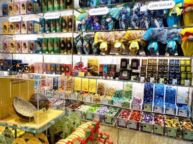 Padova, İtalya - 15 Nisan 2025: Padova mağazasında Paskalya çikolatası ve paskalya tatlısı satışı. Paskalya yumurtası heykeli Avrupa 'da geleneksel bir pazarda renkli yumurtalarla sergileniyor.