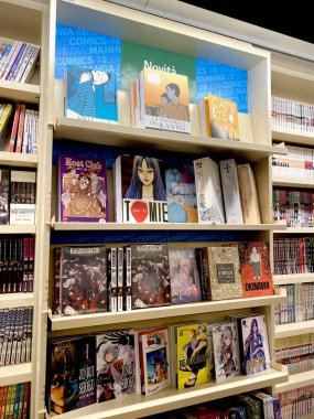 Padova, İtalya - 15 Nisan 2025 - İtalyan bir kitapçıda çeşitli manga Japon çizgi romanları. Satılık çeşitli mangalar.
