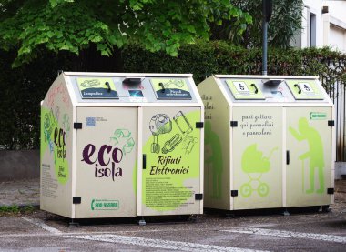 Padua, İtalya - 14 Nisan 2025: Ampul ve küçük elektrikli aletler toplamak için büyük çöp kutuları. Kullanılmış bebek bezi koleksiyonu için de ikinci bir çöp kutusu. İtalya 'nın Padua kentindeki tipik sokaklar.