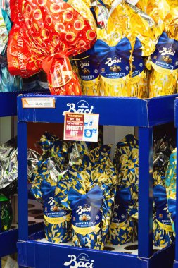Padua, İtalya - 14 Nisan 2025: Padua 'da Paskalya yumurtası şeklinde Baci Perugina çikolataları İtalyan süpermarketinde satışa sunuldu