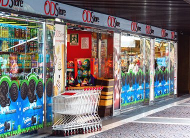 Padua, İtalya - 14 Nisan 2025: Padua 'da bir ODStore şekerleme dükkanına giriş. Süpermarket girişinde sıra sıra alışveriş arabaları.