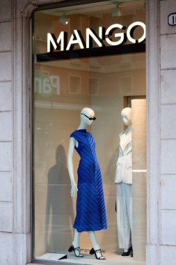 Padua, İtalya - 14 Nisan 2025: Showcase Boutique Mango, İspanya 'nın Padua şehrinde kurulmuş bir giyim ve üretim şirketidir.. 