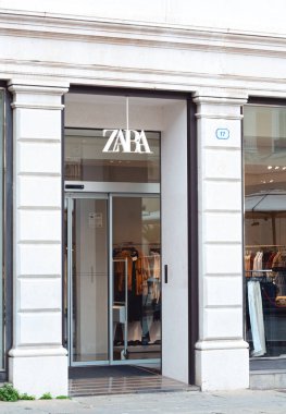 Padua, İtalya - 14 Nisan 2025: Zara mağazasının girişinde vitrin. Zara, İspanyol çok uluslu moda grubu Inditex 'in hızlı moda perakendecisi.