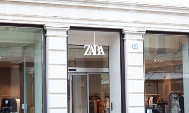 Padua, İtalya - 14 Nisan 2025: Zara mağazasının girişinde logo. Zara, İspanyol çok uluslu moda grubu Inditex 'in hızlı moda perakendecisi.. 