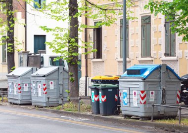 Padua, İtalya - 14 Nisan 2025: Padua, İtalya 'da çeşitli büyük çöp bidonları. Avrupa 'da atık sıralama. 