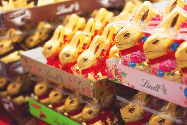 Padua, İtalya - 14 Nisan 2025: Padua 'da bir ODStore mağazasında satışta olan Paskalya Tavşanı Lindt çikolatası.