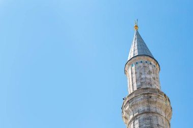 İstanbul 'daki Ayasofya Camii' ne yakın minare. Güneşli açık bir gün