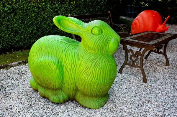Galzignano Terme, Padua, İtalya-17 Mayıs 2025: Kicco hareketinin kurucusu Cracking Art tarafından oluşturulan parlak plastik figürler. Hareket doğayı plastikten korumayı amaçlıyor. Villa Barbarigo Valsanzibio