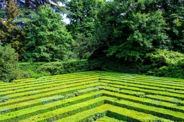 Labirent, yedi ölümcül günahı temsil eden yedi tuzaklı bir yaşam alegorisini simgeler. Villa Barbarigo Valsanzibio Padua Galzignano Terme